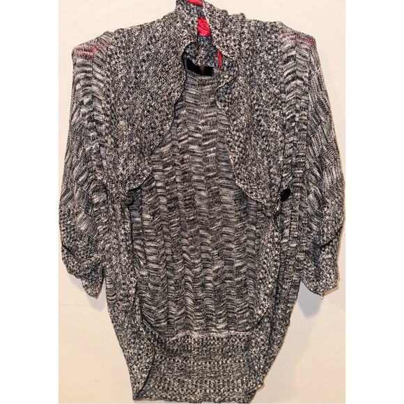 Grey and White Short Sleeved Buttoned Shawl - Picture 4 of 12